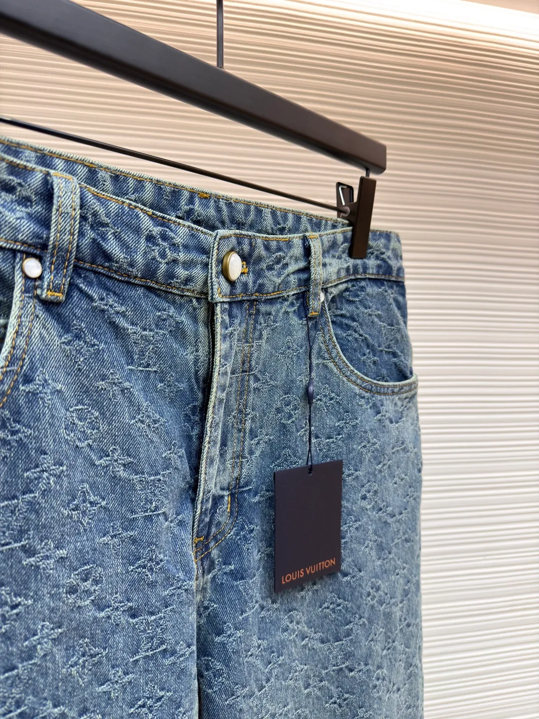 LOUIS VUITTON presbyopic jacquard jeans ●Original version: purchased and developed at 18399 ●Item number: 1680890-B20 ●Fabric: denim fabric ●Technology: full-width jacquard production ●Type: fitted version ●Weight: about 780 grams ●Size: 30-32-34-36 ●Description: This skateboard denim jacket has an all-over contrasting Monogram jacquard texture, embellished with pearlescent buttons and pocket rivets, giving the casual skater silhouette a Dandy feel. Pair it with matching trousers for a trendy look, making it a perfect choice for every season. Monogram jacquard all over, Damier nubuck label at rear. The overall wiring is straight and delicate, the fabric is comfortable and soft, and the color is consistent without color difference. It can be matched with the same style to create a fashionable look and control various occasions. Customized accessories, complete with three standards, same style for men and women!